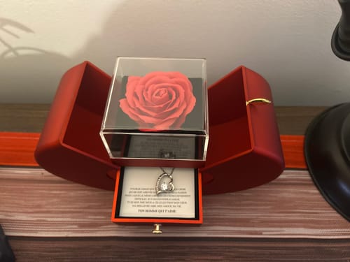 Customer photo review of Coffret Rose Éternelle & son Collier d'Amour - À la femme de ma vie - N'oublie jamais...