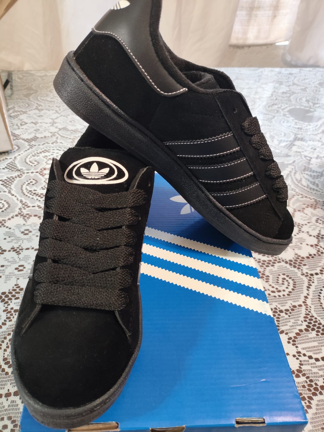 Customer photo review of Tenis Campus Negro Total