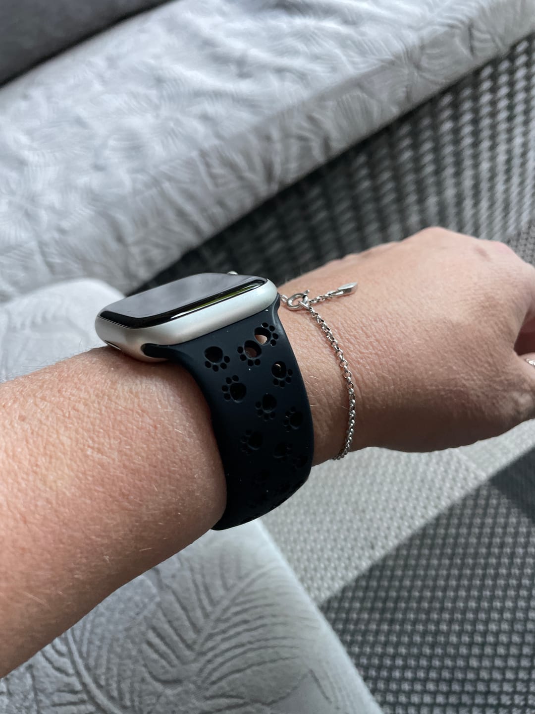 Customer photo review of Apple Watch Silikonband "Pfoten"