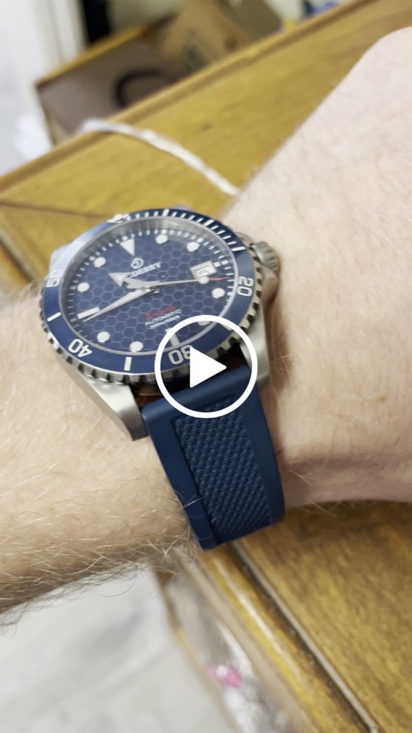 Customer video review of SEATURTLE.OCEAN(TITANIUM) - Automatic Titanium Diver Watch | Sea Blue/Ti-bracelet