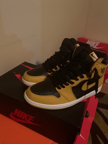 Customer photo review of Air Jordan 1 Retro High OG 'Pollen'