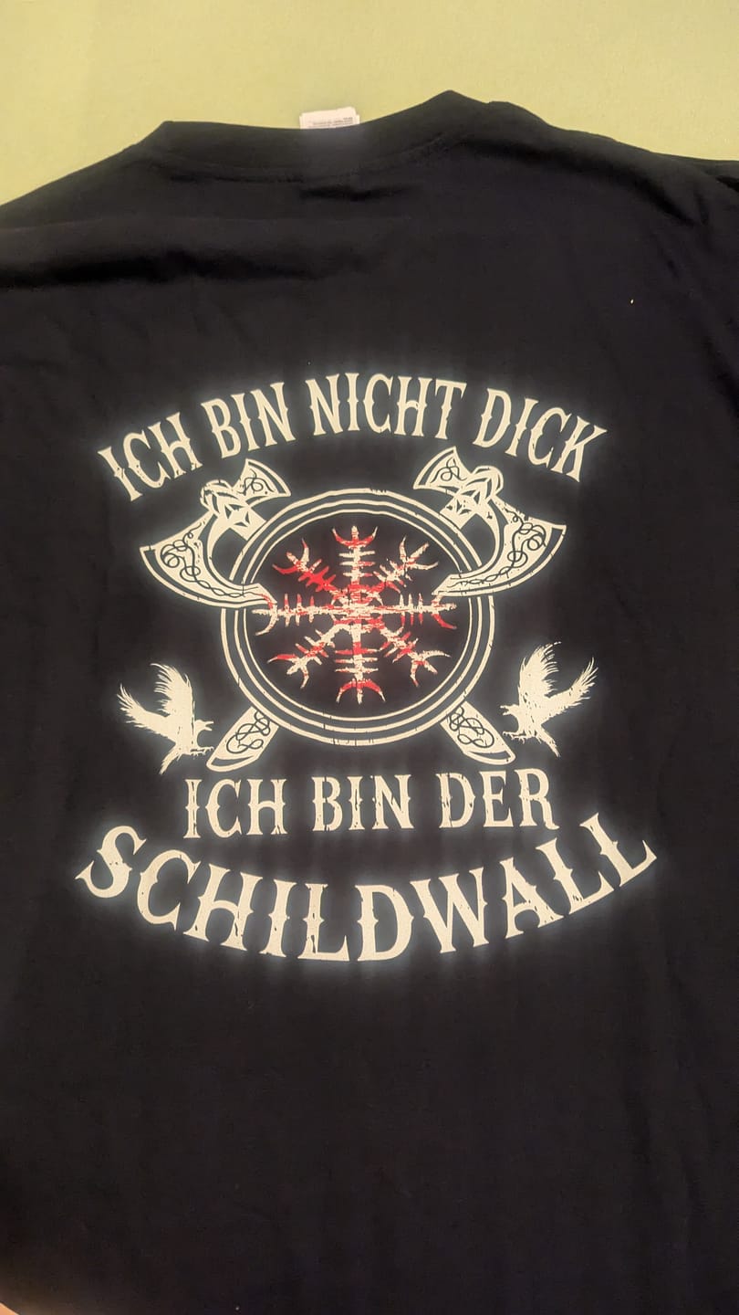 Customer photo review of Wikinger Premiumshirt 'Ich bin der Schildwall' – Stolz und Schutz mit dem Helm of Awe