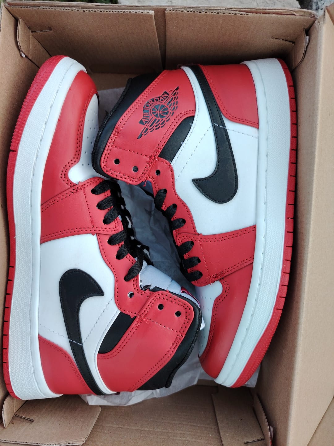 Customer photo review of Tenis Retro 1 Chicago Red