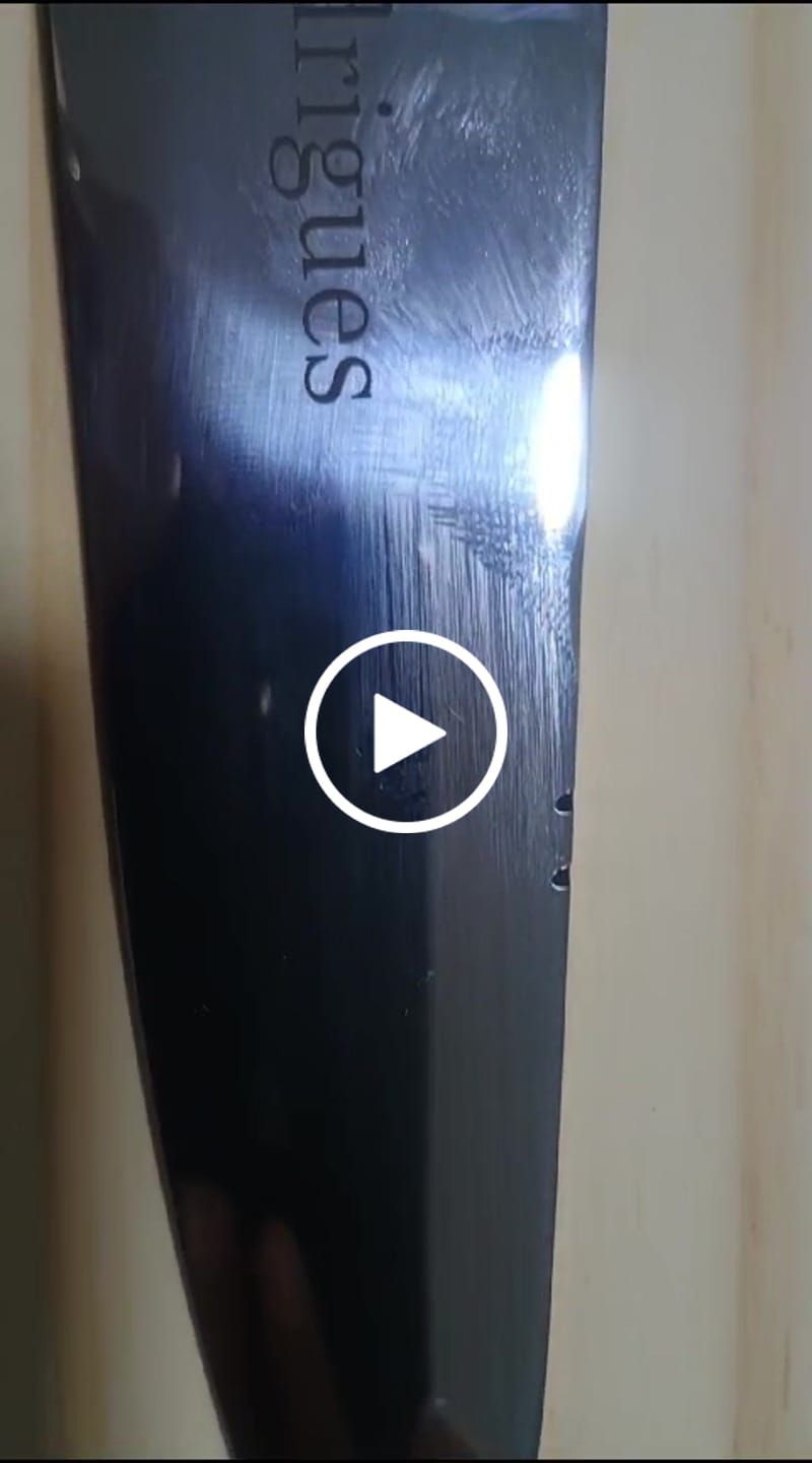Customer video review of Faca de Churrasco 10" 3mm Lâmina Pescador com Cabo isca artificial + Case especial em couro (bainha)