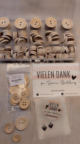 Customer photo review of Knopfsortiment mit 120+ Stück "Handmade with Love" Knöpfen aus Holz
