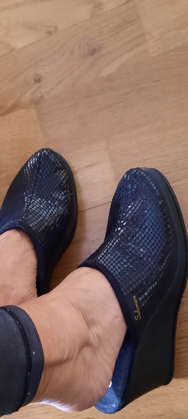 Customer photo review of Zueco brillante de cuña alta Salemera