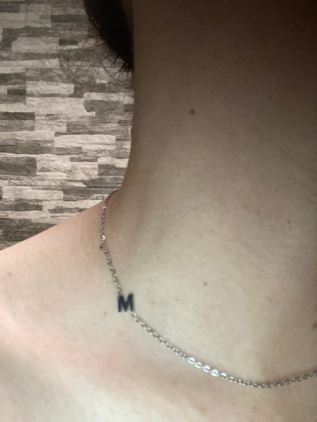 Customer photo review of Personalizovaný náhrdelník s ležatým iniciálem