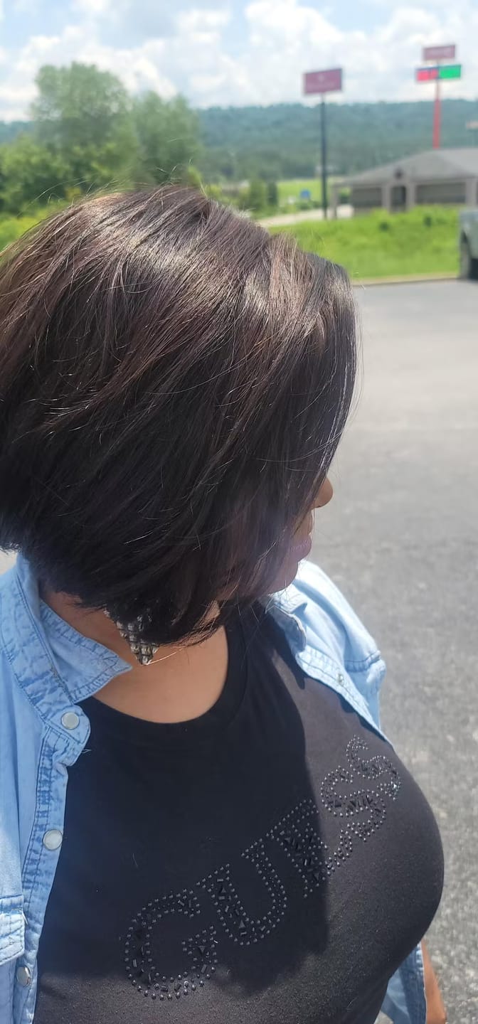 Customer photo review of Luvwin Side Parted Layered Texture Bob Wig 5x5 Closure Wig For Black Women