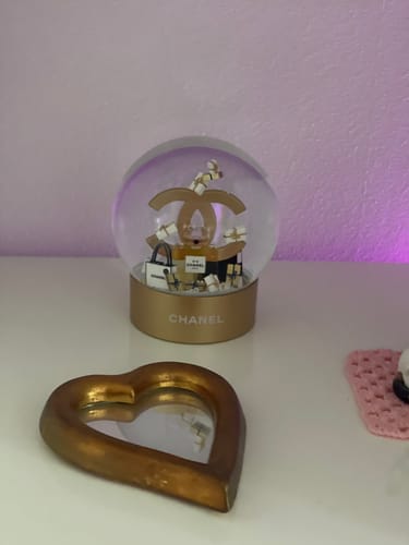 Customer photo review of Chanel Gold Limited Ediction 2023 Snow Globe, Schneeparfüm Globe, Perfume Details