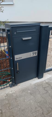 Customer photo review of AlbersDesign Stand-Paketbox PB1 anthrazit (RAL7016) personalisiert mit Edelstahl-Schild