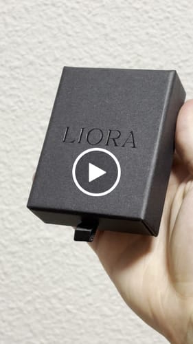 Customer video review of Collar de iniciales con piedra de aniversario