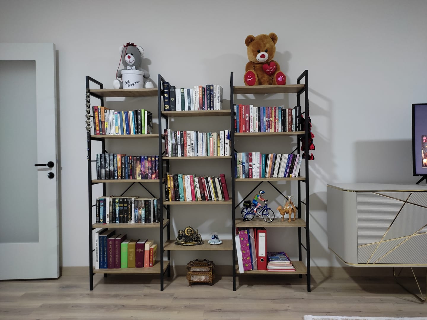 Customer photo review of Rani HC107 Metal 14 Raflı Geniş Kitaplık Ofis Çalışma Odası Çocuk  Odası Sepet Ceviz