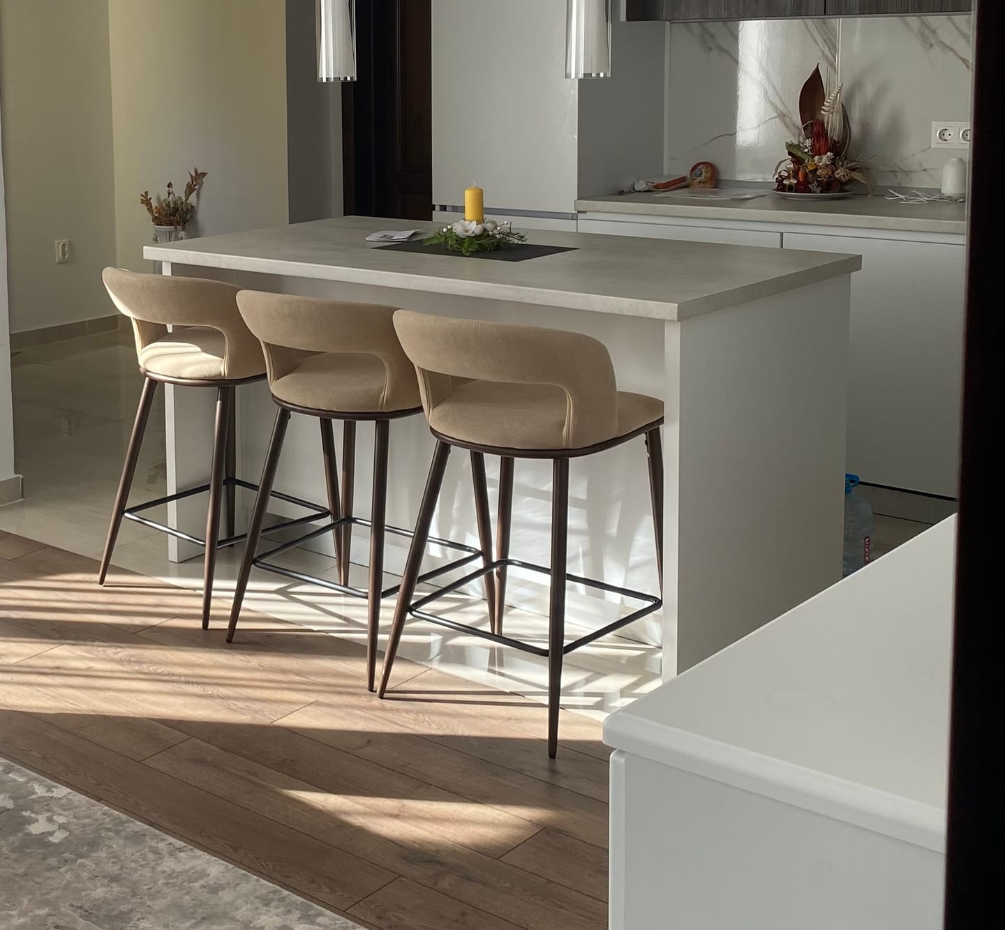 Customer photo review of Scaun bar H114, bej/nuc, stofa clasica/otel, 48x52x92 cm