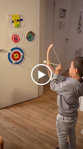 Customer video review of Kinderbogen - Holzspielzeug, mit Saugnapfpfeilen, Köcher & Zielscheibe