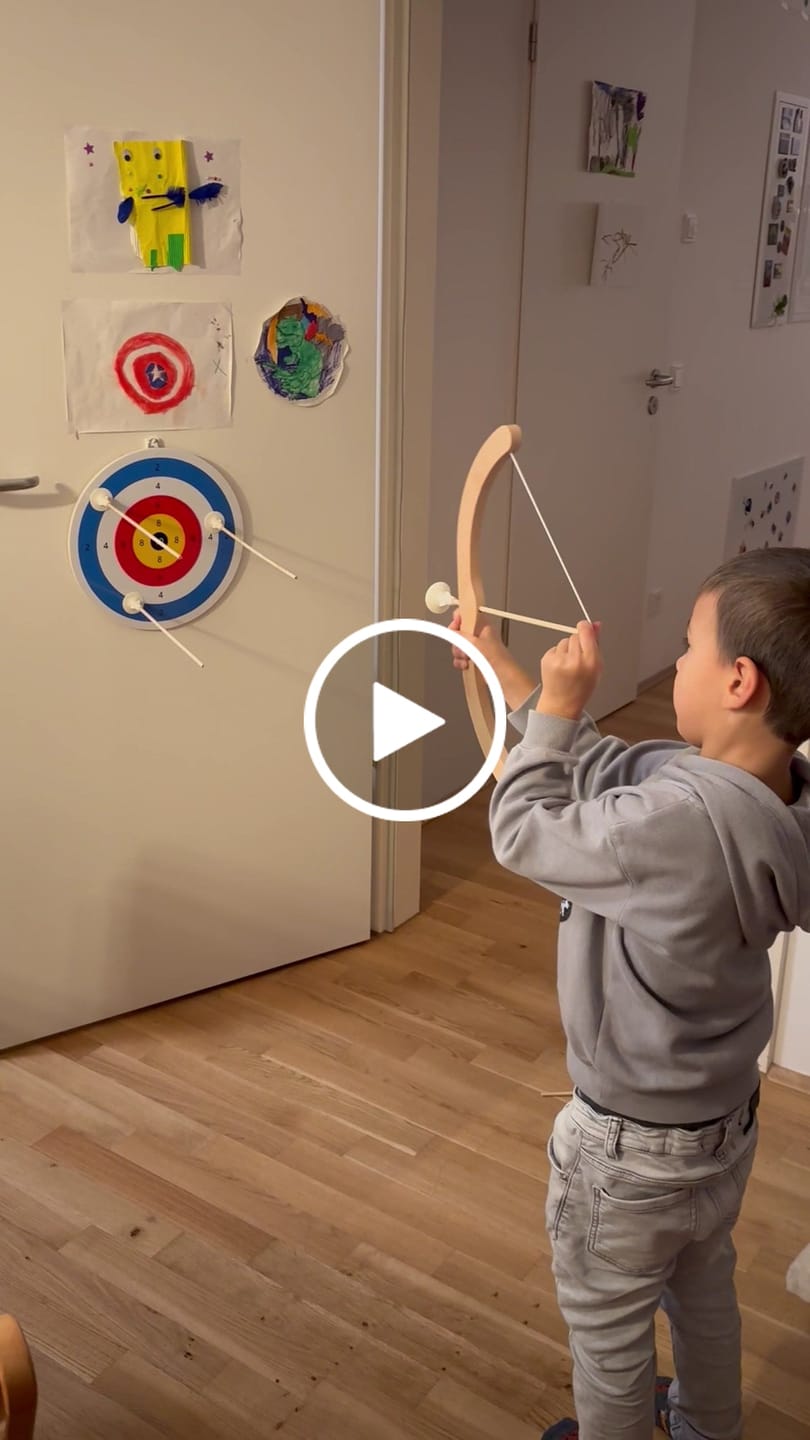 Customer video review of Kinderbogen - Holzspielzeug, mit Saugnapfpfeilen, Köcher & Zielscheibe