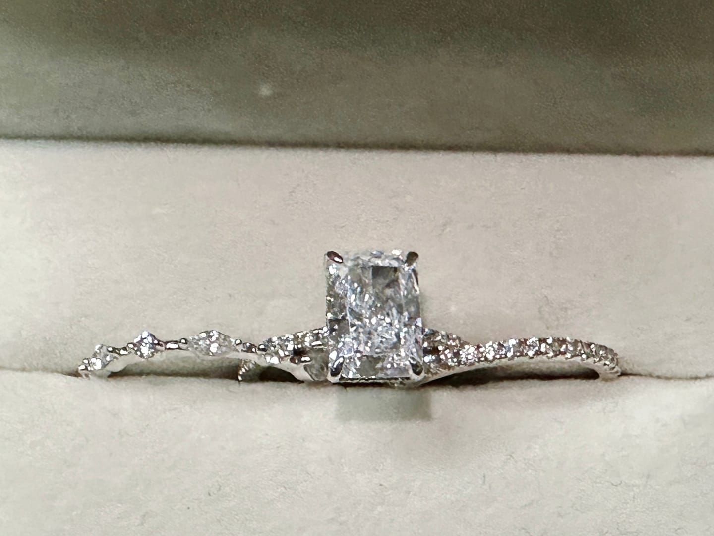 Customer photo review of S925 3.5Ct Radiant Cut 3PC Wedding Ring Set Stackable Rings For Everyday Wear