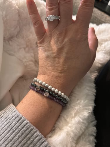 Customer photo review of Howlite Bracelet Mini