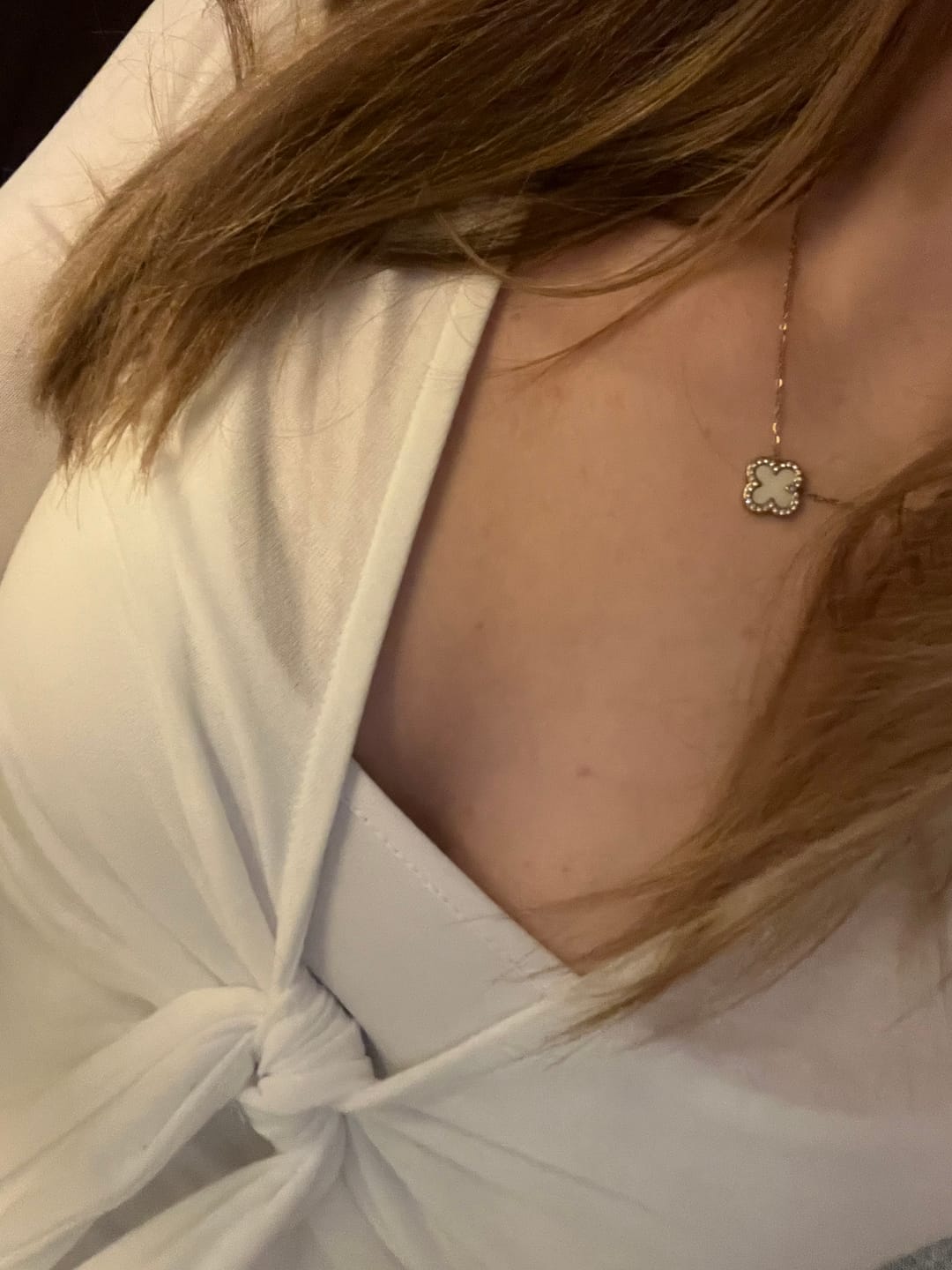 Customer photo review of Pave Perlmutt Lucky Leaf Kette 14K Vergoldet