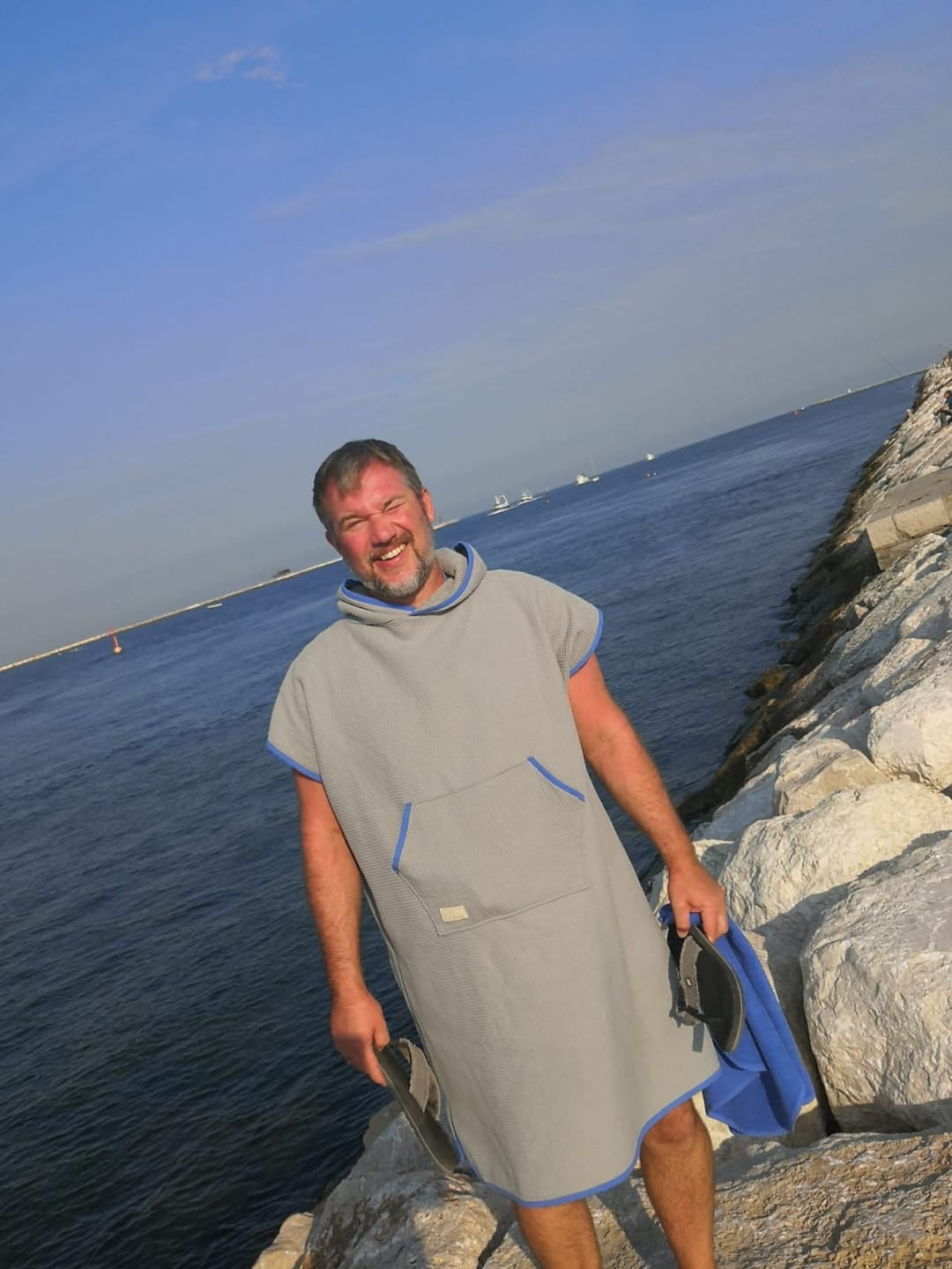 Customer photo review of Strandponcho aus 100% Baumwolle • Steingrau • mit blauem Akzent