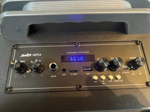 Customer photo review of Moukey MPS4 カラオケマシン、大人用子供用ポータブルPAシステム、ストラップ付きBluetoothカラオケスピーカー、ワイヤレスマイク2本、ディスコライト付き小型パーティースピーカー、TWS/AUX/USB/TF/FM