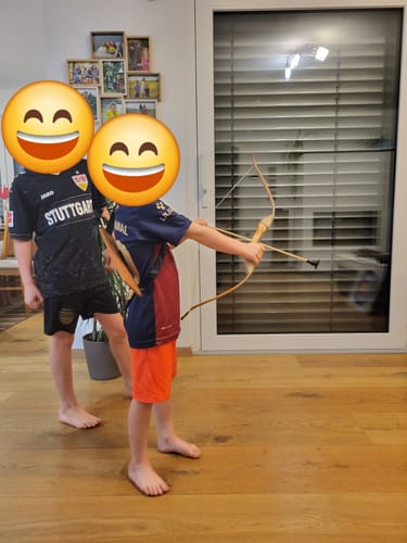 Customer photo review of Holzbogen Set mit 6 Saugnapf-Pfeilen, Zielscheibe, Köcher und Tasche