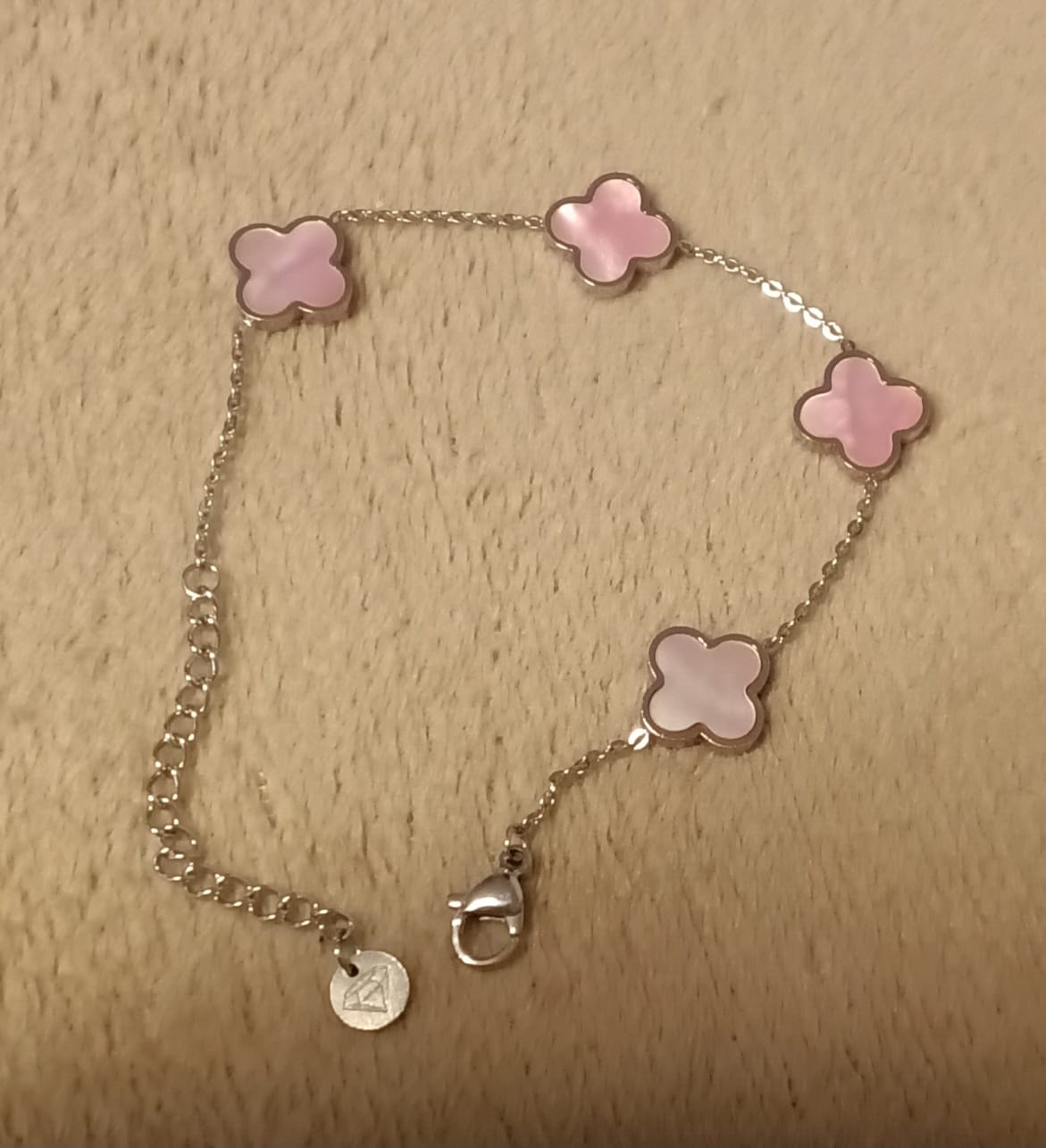 Customer photo review of Rosa Perlmutt Clover Armband | 18K vergoldet