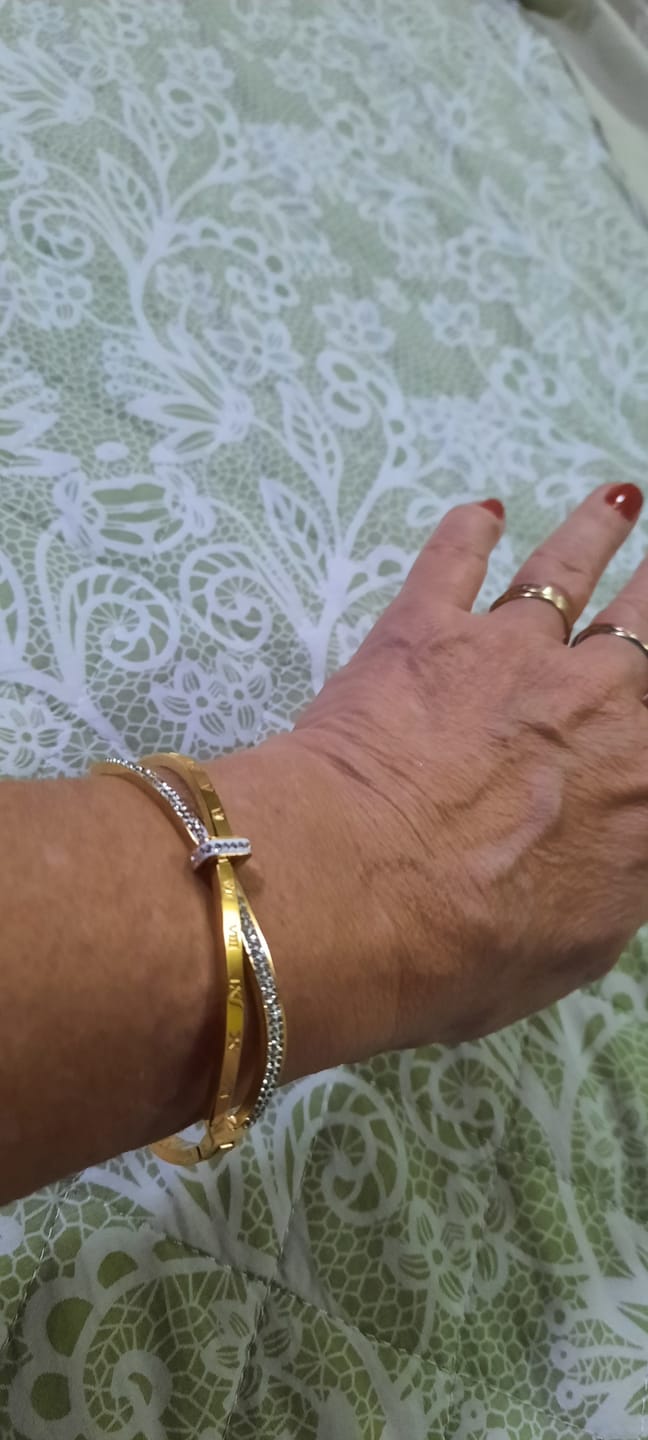 Customer photo review of Bracelete Romano Zircônia Banhado em Ouro 18K