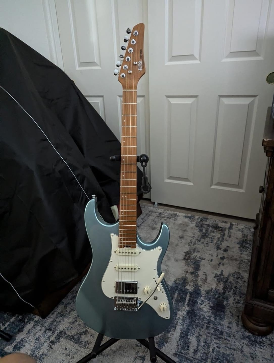 Customer photo review of Guitare électrique double coupure Donner DST-550 de 39 pouces avec Pickup HSS en corps en épinette solide