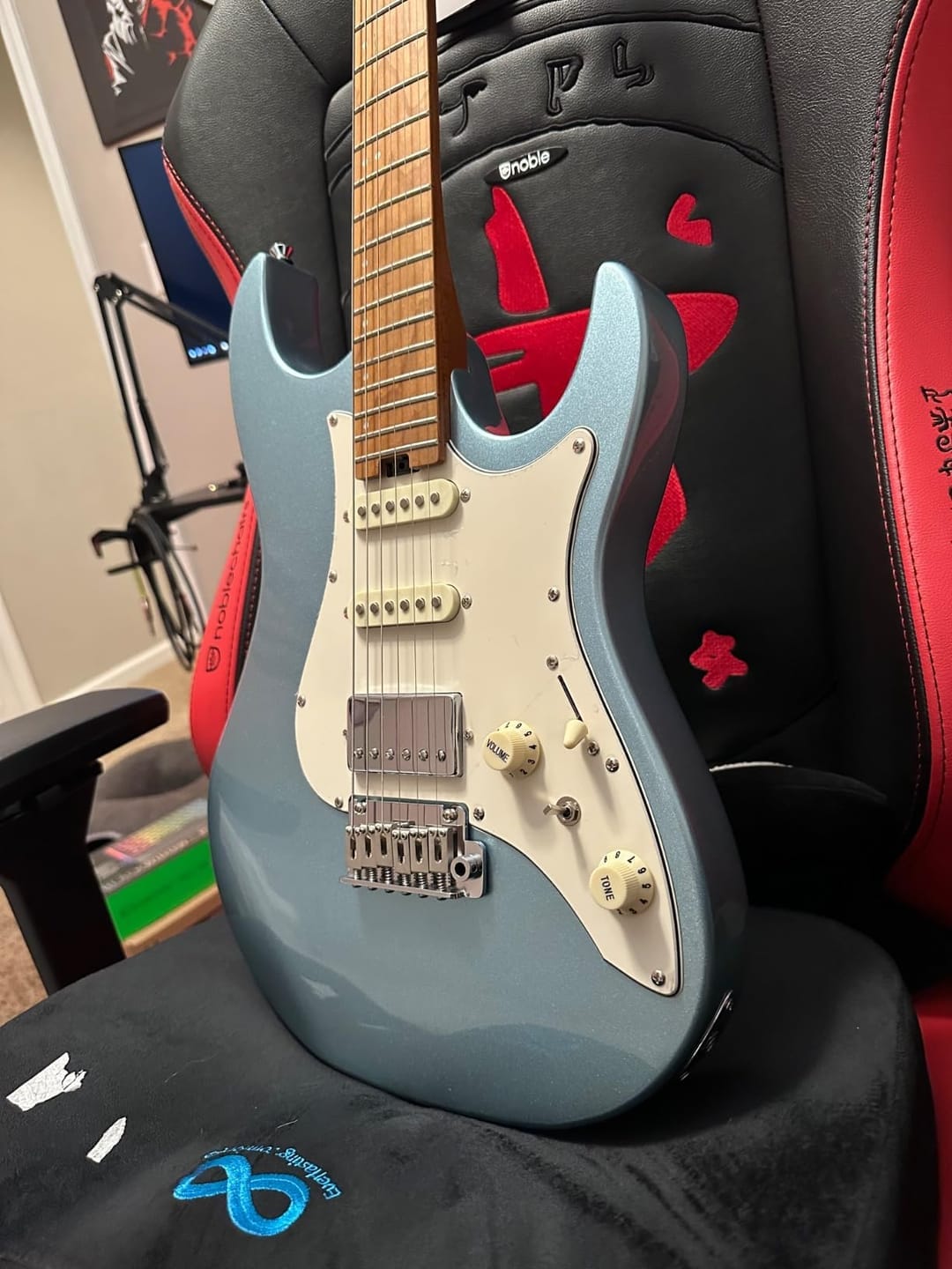 Customer photo review of Guitare électrique double coupure Donner DST-550 de 39 pouces avec Pickup HSS en corps en épinette solide
