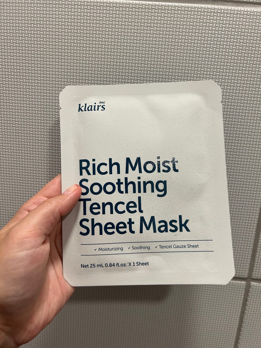 Customer photo review of Maska dziļai ādas mitrināšanai Dear Klairs Rich Moist Soothing Tencel Sheet Mask