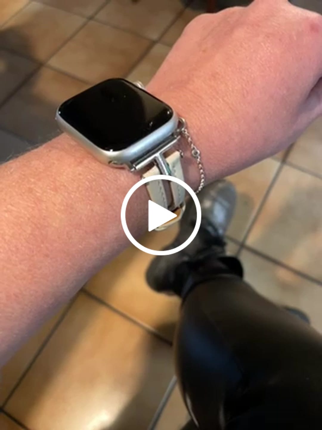 Customer video review of Apple Watch Lederband "Emilie"
