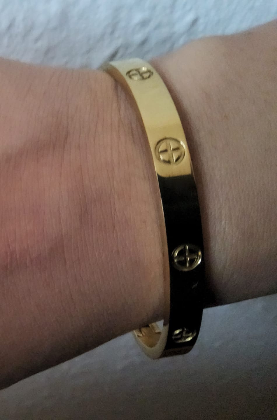 Customer photo review of Crossed Arianna Armreif | 18K vergoldet