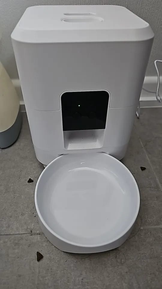 Customer photo review of Automatic Smart Pet Feeder with Timed Quantitative Food Dispenser for Cats and Dogs