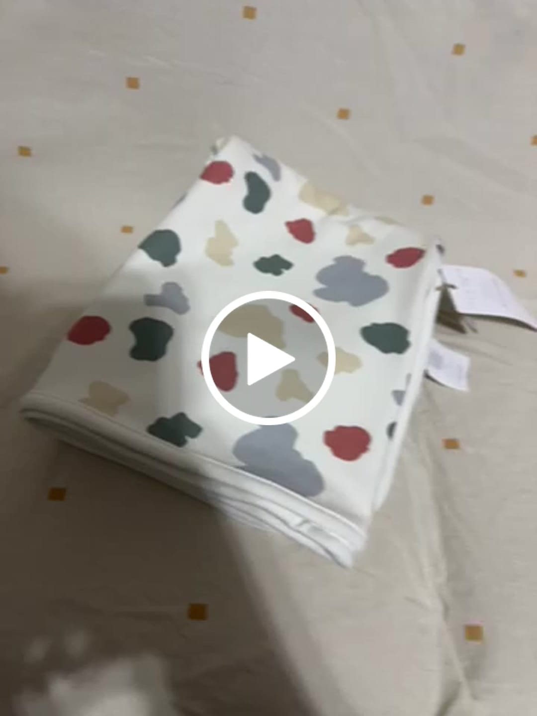 Customer video review of Organik Pamuk 80x100cm Çift Katlı Animal Desenli Bebek Battaniyesi