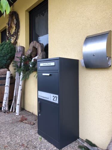 Customer photo review of AlbersDesign Stand-Paketbox PB1 Eisenglimmer (DB703) personalisiert mit Edelstahl-Schild