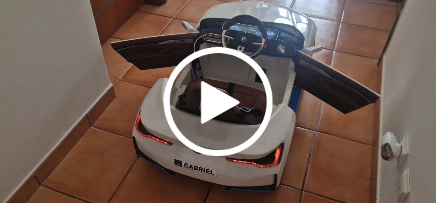 Customer video review of Carro Elétrico para Criança BMW I4 12v Branco c/ RODAS DE BORRACHA & ASSENTO EM PELE