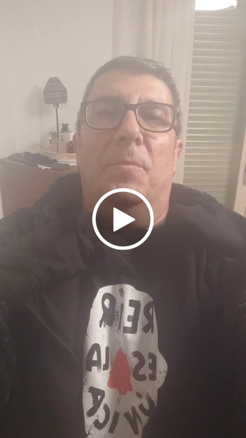 Customer video review of Camiseta "Reír es la única salida"