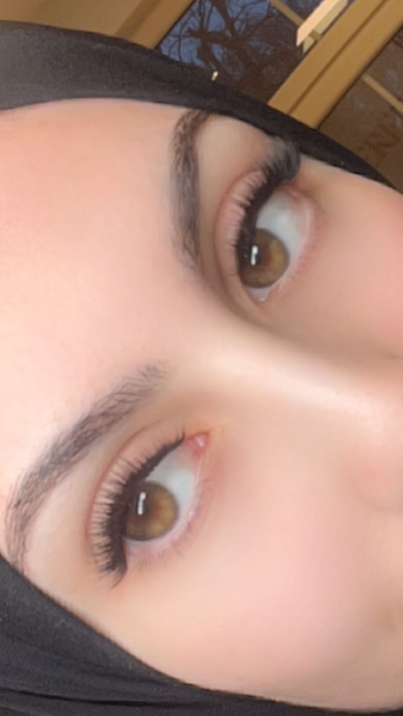 Customer photo review of Pre-Glued Whispy Extreme - Press-On Lashes