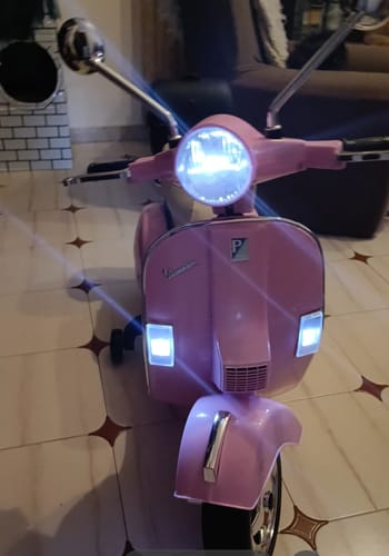 Reseña con foto de un cliente sobre Mota Elétrica para Criança VESPA PIAGGIO 12v Rosa c/ RODAS DE BORRACHA & ASSENTO EM PELE
