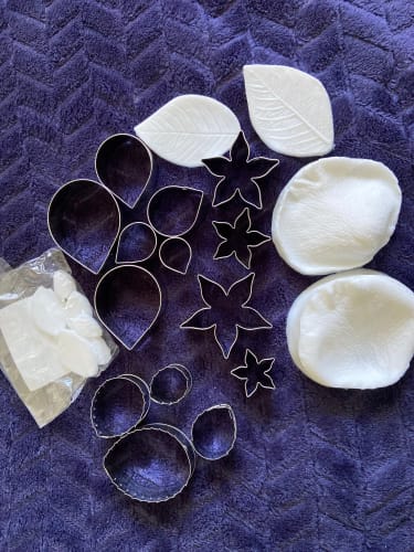 Customer photo review of Byjunyeor 29 types Flower Cake Cutter Mold Cake Decorating Tool Flower Petal Clay Sugarcraft Cutter Gum Paste Mold