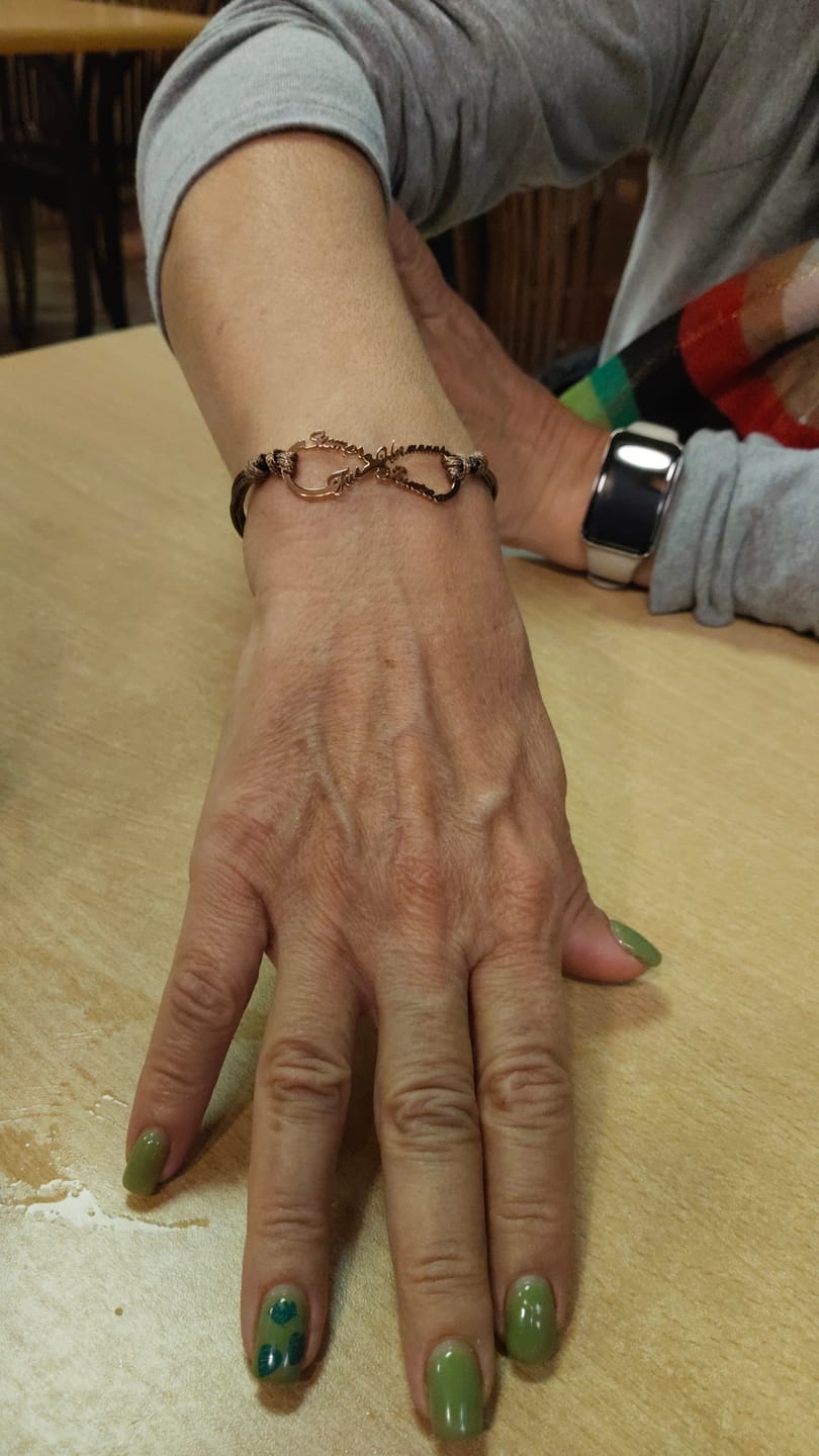 Customer photo review of LOANYA Pulsera con el signo del infinito