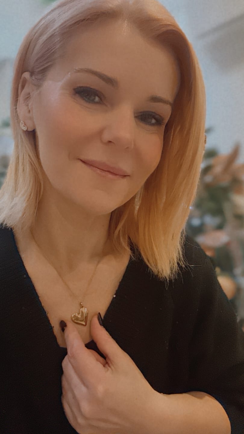 Customer photo review of Amore Pendant Necklace in Gold
