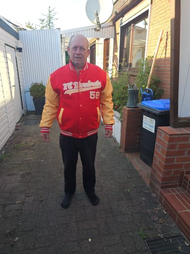 Customer photo review of Maßgeschneidertes Rot Gelb Jacke