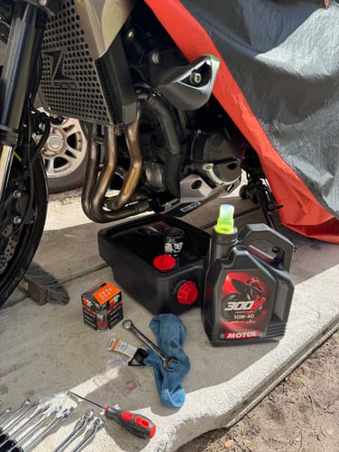 Customer photo review of Motul 300v 4t Competition Synthetic Oil 10w40 4 Liter