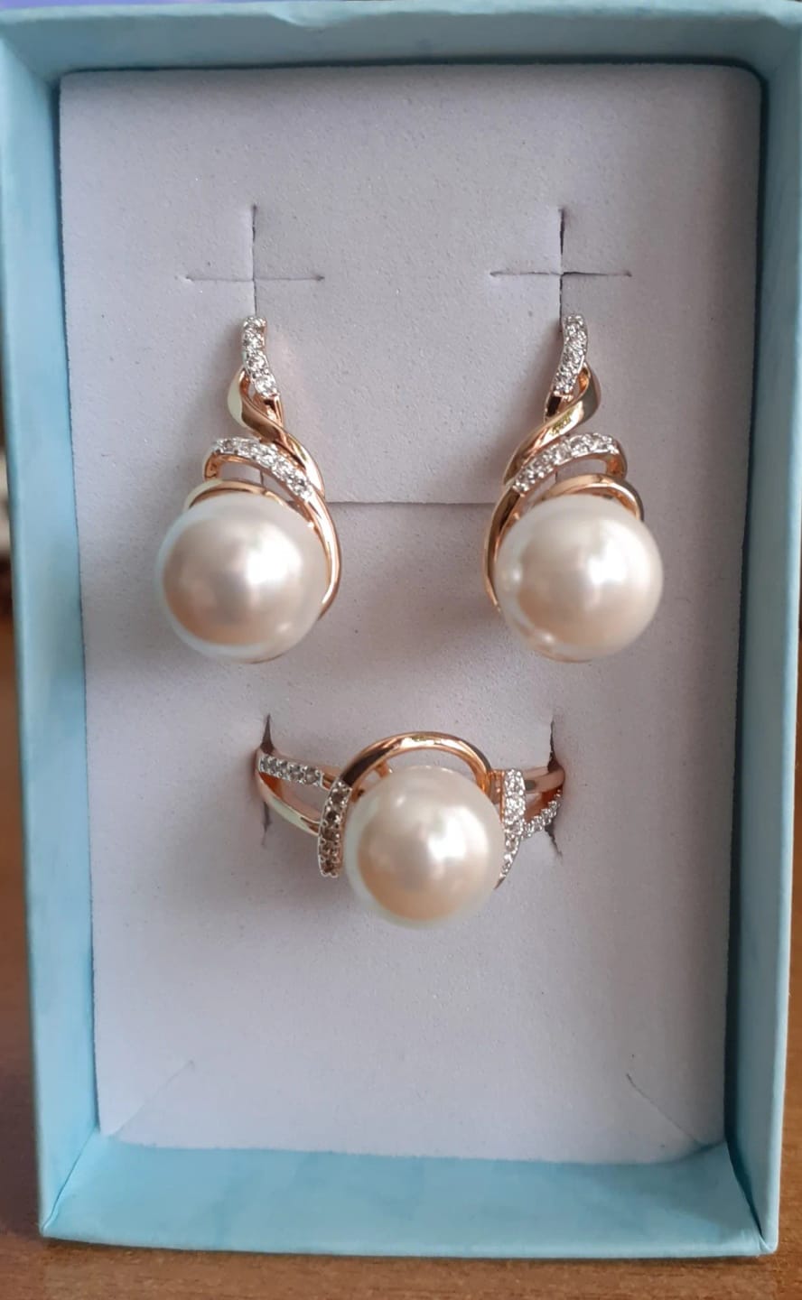 Customer photo review of Rose Gold Geometry Pearl Ring Pave Setting — Rose Gold Silver Mix | KIMLUD
