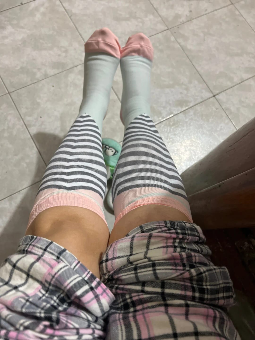 Customer photo review of Cotton Knee-High Compression Socks 20-30mmHg — Black | KIMLUD