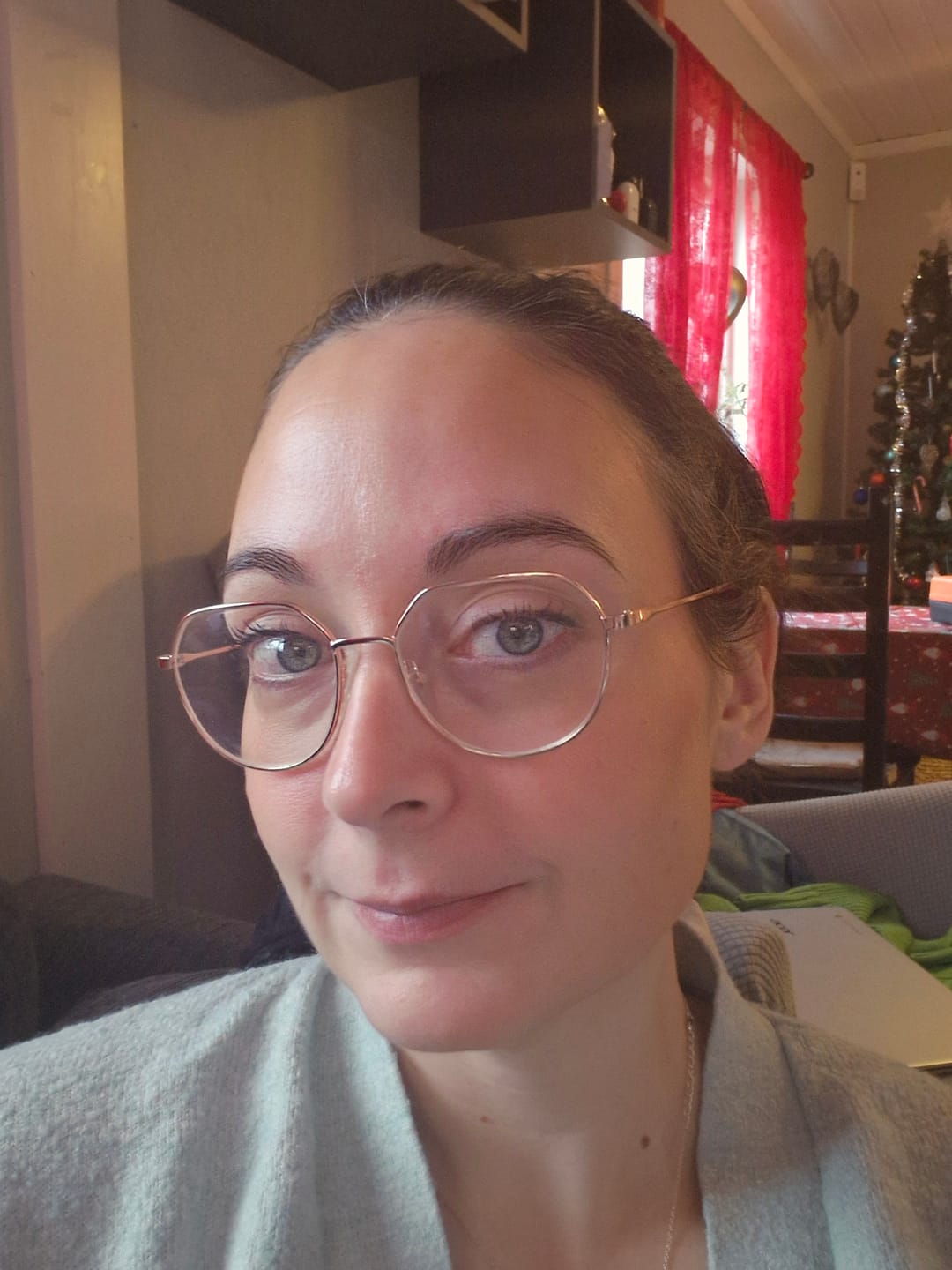 Customer photo review of The Potions Jojoba oil serum 20ml. Minsker porer, gir glød og beroliger sensitiv og irritert hud.