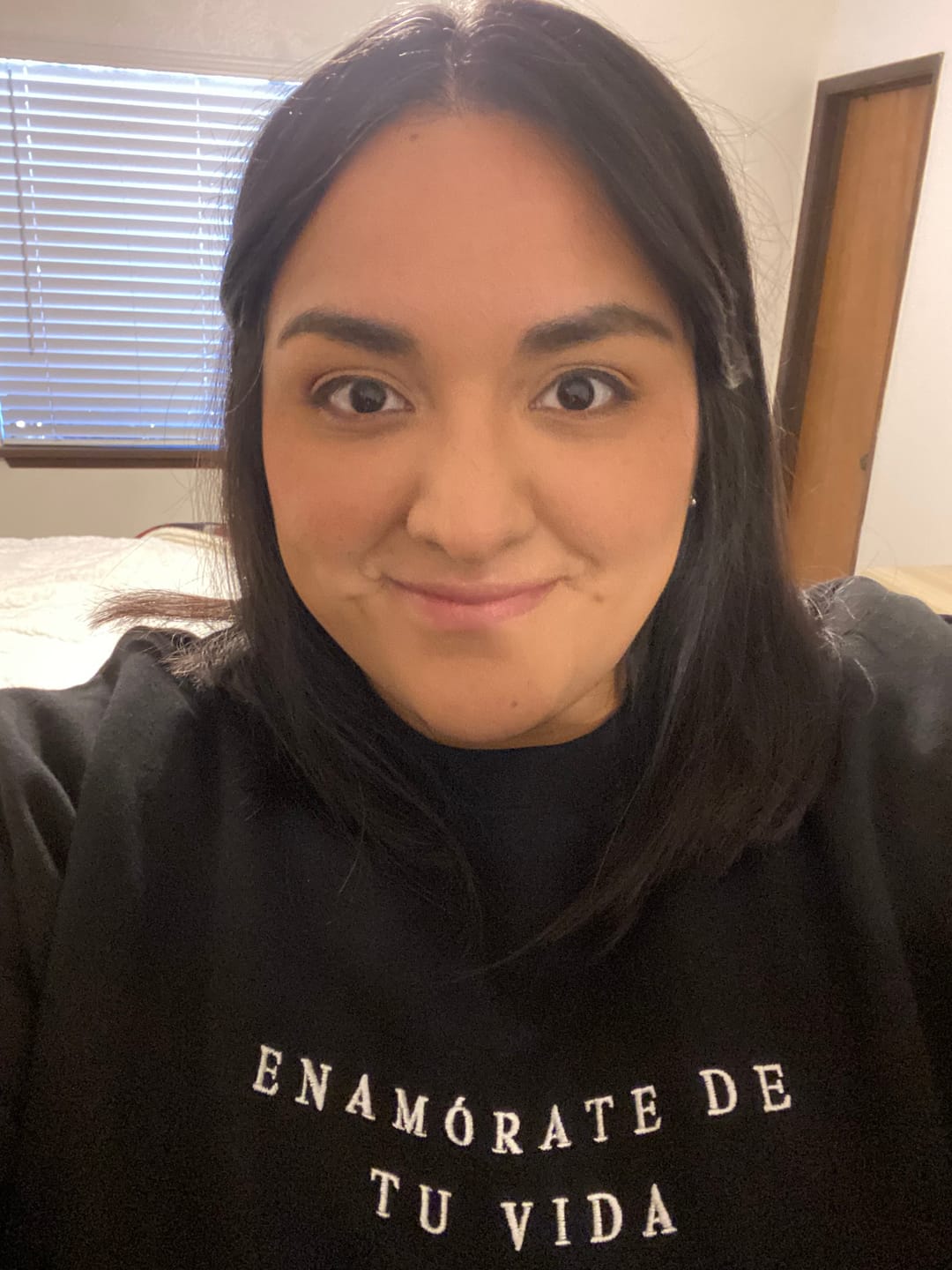 Customer photo review of 'Enamórate De Tu Vida' Black Crewneck