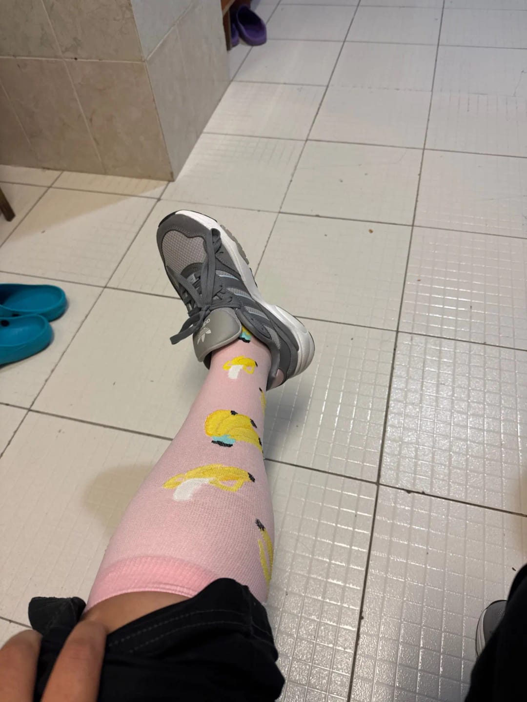 Customer photo review of Cotton Knee-High Compression Socks 20-30mmHg — Black | KIMLUD
