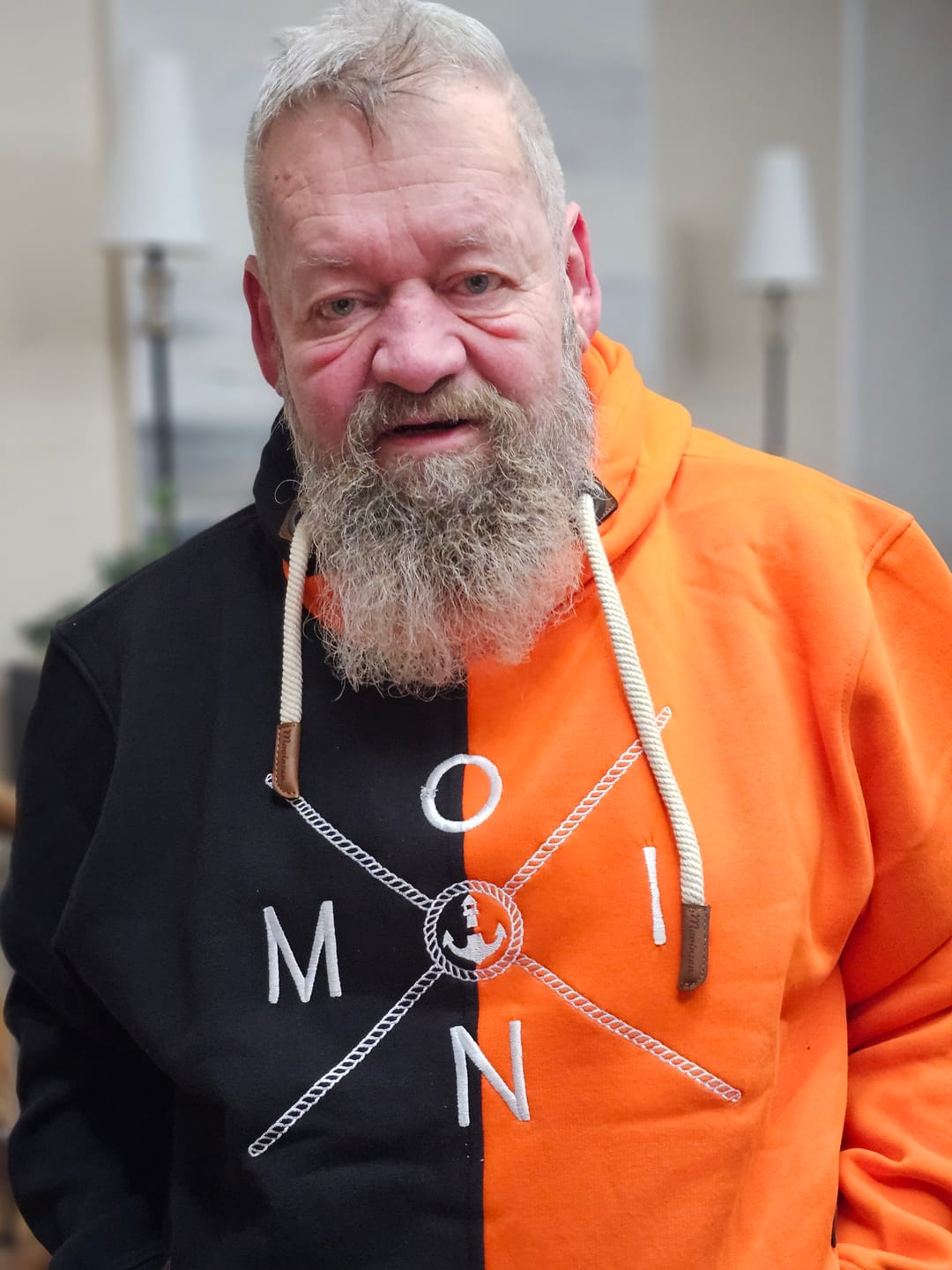Customer photo review of Moin X Schwarz/Orange (Stick) · Unisex Bio Schalkragen Hoodie